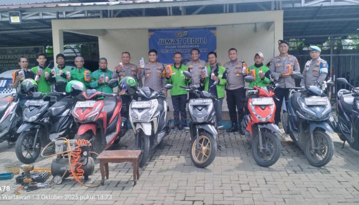 Jajaran Polsek Pagedangan Bersinergi Dengan Ojol Gantikan Oli Mesin Dan  Oli Gardan di Jumat Peduli
