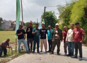 Warga Kedua Desa Antara Labansari Dan Bojongsari Bergotong Royong Memasang Lampu Penerangan Jalan