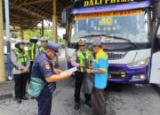 Satlantas Polres Gresik Sapa Driver dan Ramp Check Bus demi Keselamatan Penumpang