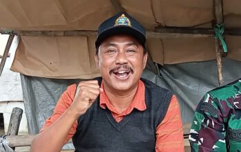 Pengabdian Tanpa Batas Di Penghujung Jabatan, Kades Labansari H. Amak Gozali Tetap Terjang Banjir Demi Warga