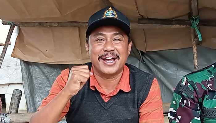 Pengabdian Tanpa Batas Di Penghujung Jabatan, Kades Labansari H. Amak Gozali Tetap Terjang Banjir Demi Warga