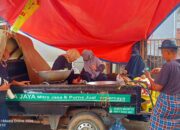 Aksi Nyata Pasca Banjir Ibu Memey dan Bapak Yadi Kirim Bantuan untuk Warga Kampung Nanggewer