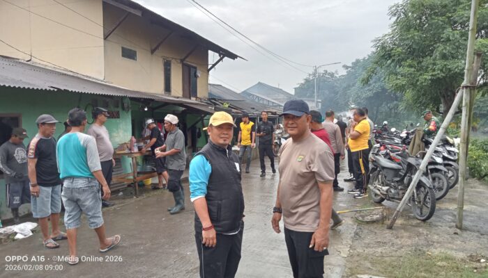 Cegah Banjir Kapolsek Kedungwaringin dan Pemdes Bojongsari Terjun Langsung Bersihkan Saluran Air