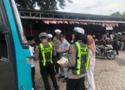 Pastikan Keselamatan Peziarah, Satlantas Polres Gresik Gelar Ramp Check Bus Pariwisata di Kawasan Sunan Giri