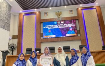 Desa Cicalengka Dapat Sertifikat Penghargaan Ajakan Masyarakat Ke Posyandu.