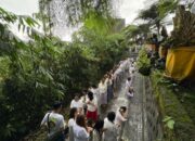 Melukat Bersama Cesan di Bawah Kaki Gunung Salak
