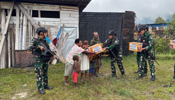 SATGAS PASGAT TNI AU ULURKAN BANTUAN UNTUK WARGA OKSIBIL