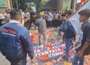 *Lempar Telur Busuk ke Spanduk Bergambar Febrie Adriansyah, Aksi AMI Gegerkan Kejati Jatim*