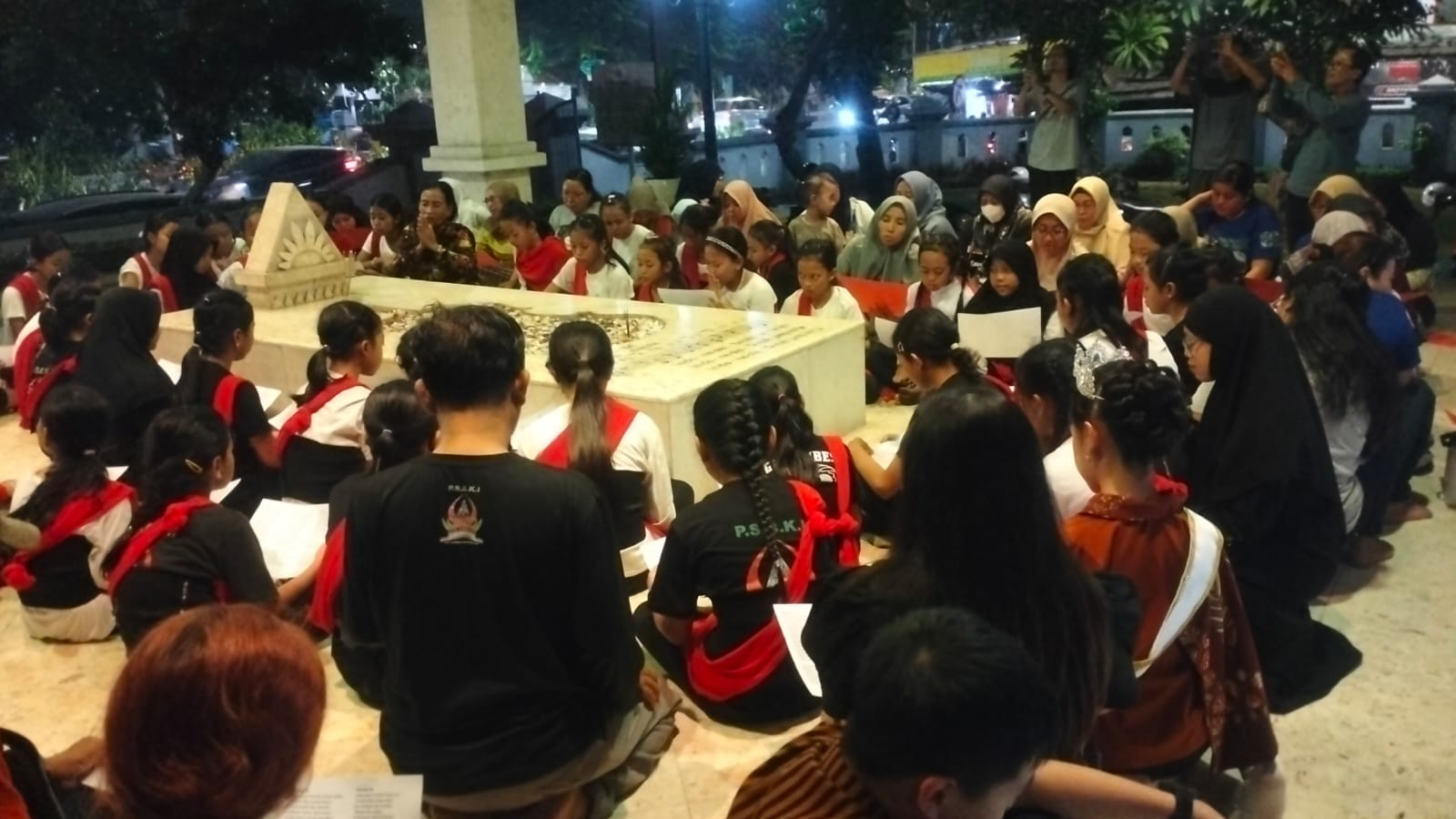 *KIRIM DOA*: Nyai Ngatinah, empu seni tradisi memandu para penari Remo untuk mengirim doa kepada WR. Supratman di makamnya, jalan Kenjeran Surabaya.